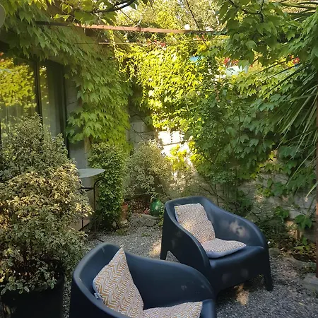La Maison Sur La Colline Bed & Breakfast *