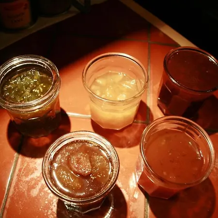 La Maison Sur La Colline Bed and Breakfast 3*